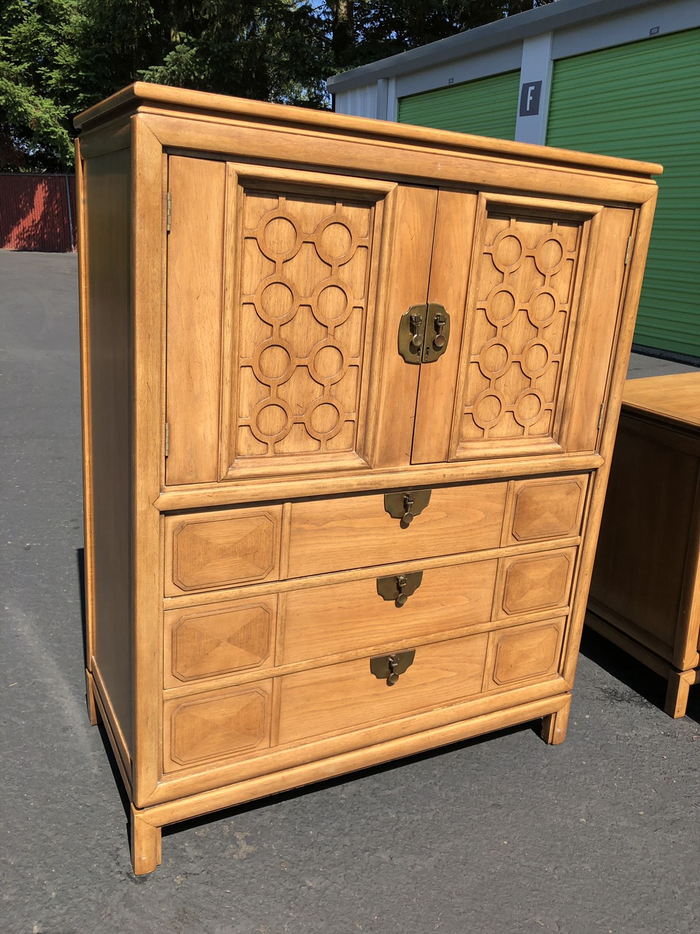 Thomasville Tamerlane Furniture Mid Century Tall Boy Dresser.