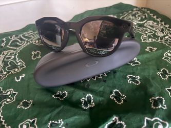 Oakley Meta HSTN AI Glasses with Case