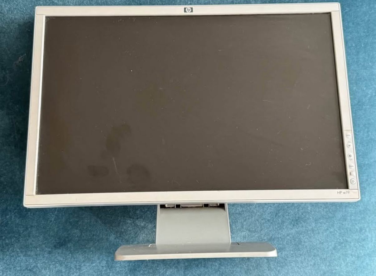 🖥️ HP w19 LCD Monitor — Great Condition! (Westfield, NJ)