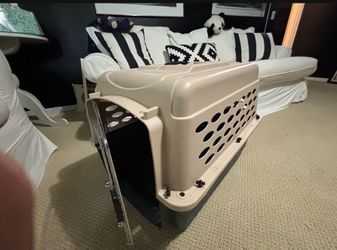 Petmate Dog Kennel - Medium 28 inch - Includes washable padded bed mat