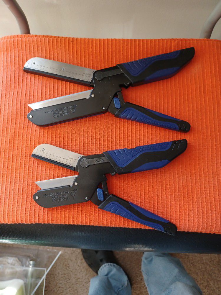TWO KOBALT,CUT OFF SCISSORS THEY HAVE METRIC AND STANDARD MEASUREMENTS, THERE IS TWO LOCK SETTINGS AND A COMPARTMENT FOR THE EXTRA RAZOR BLADES