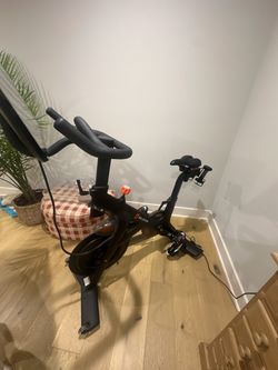 2018 Peloton Bike 2nd Gen Works Well 201-500 Rides - Dallas, TX