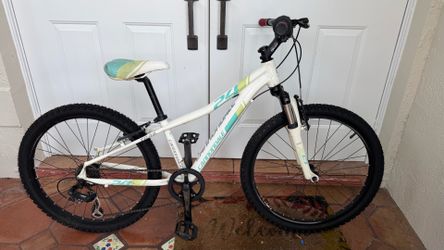 Cannondale Trail 24 inch youth bicycle mountain bike 7 speed