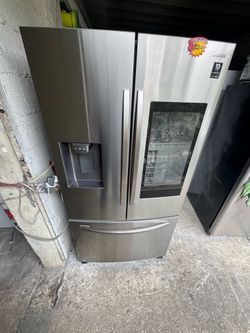 Samsung refrigerator tv hub in great conditions