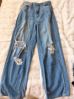 Baggy ripped jeans