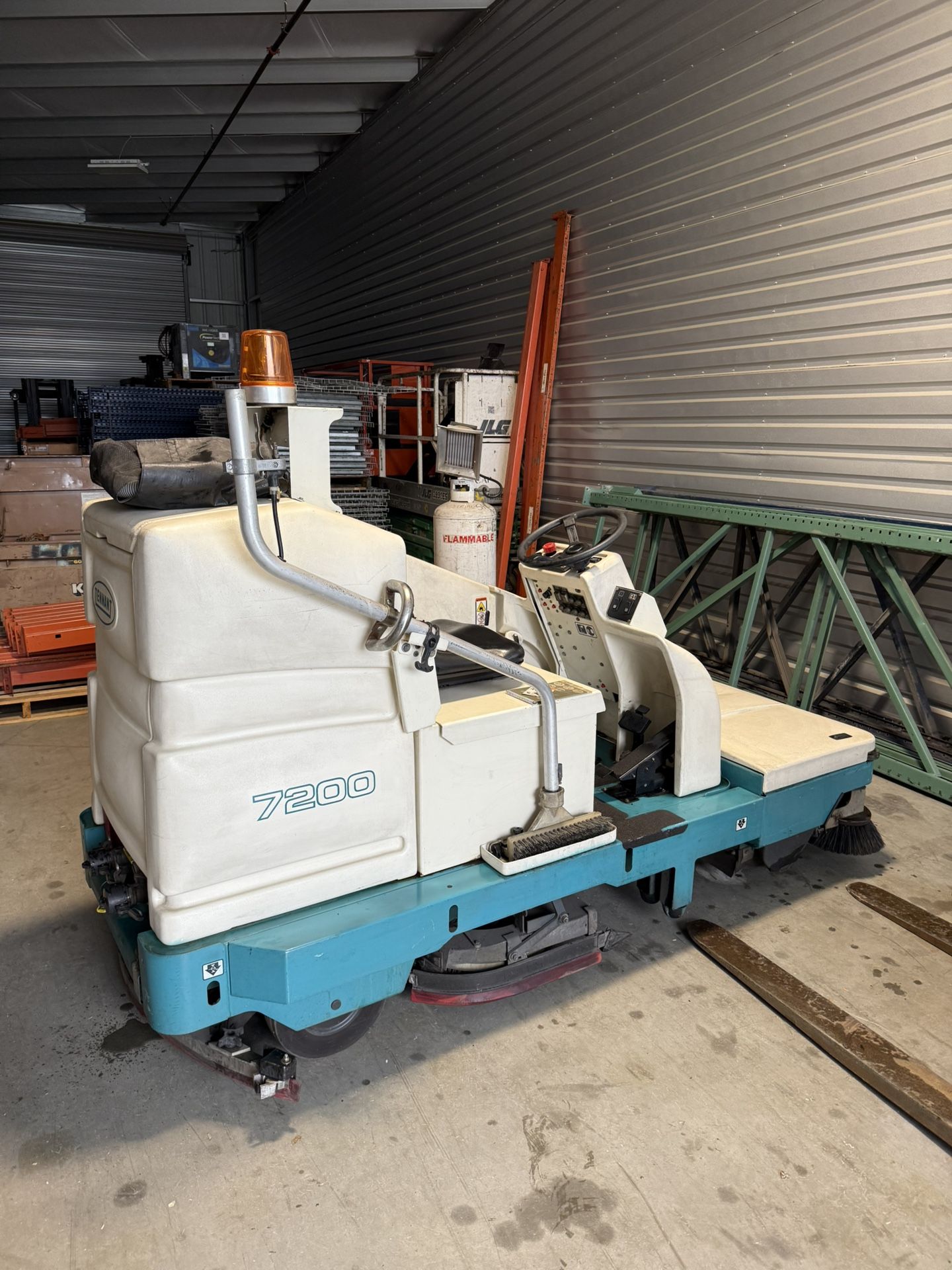 2002 Tennant Industrial Floor Scrubber Model: 7200