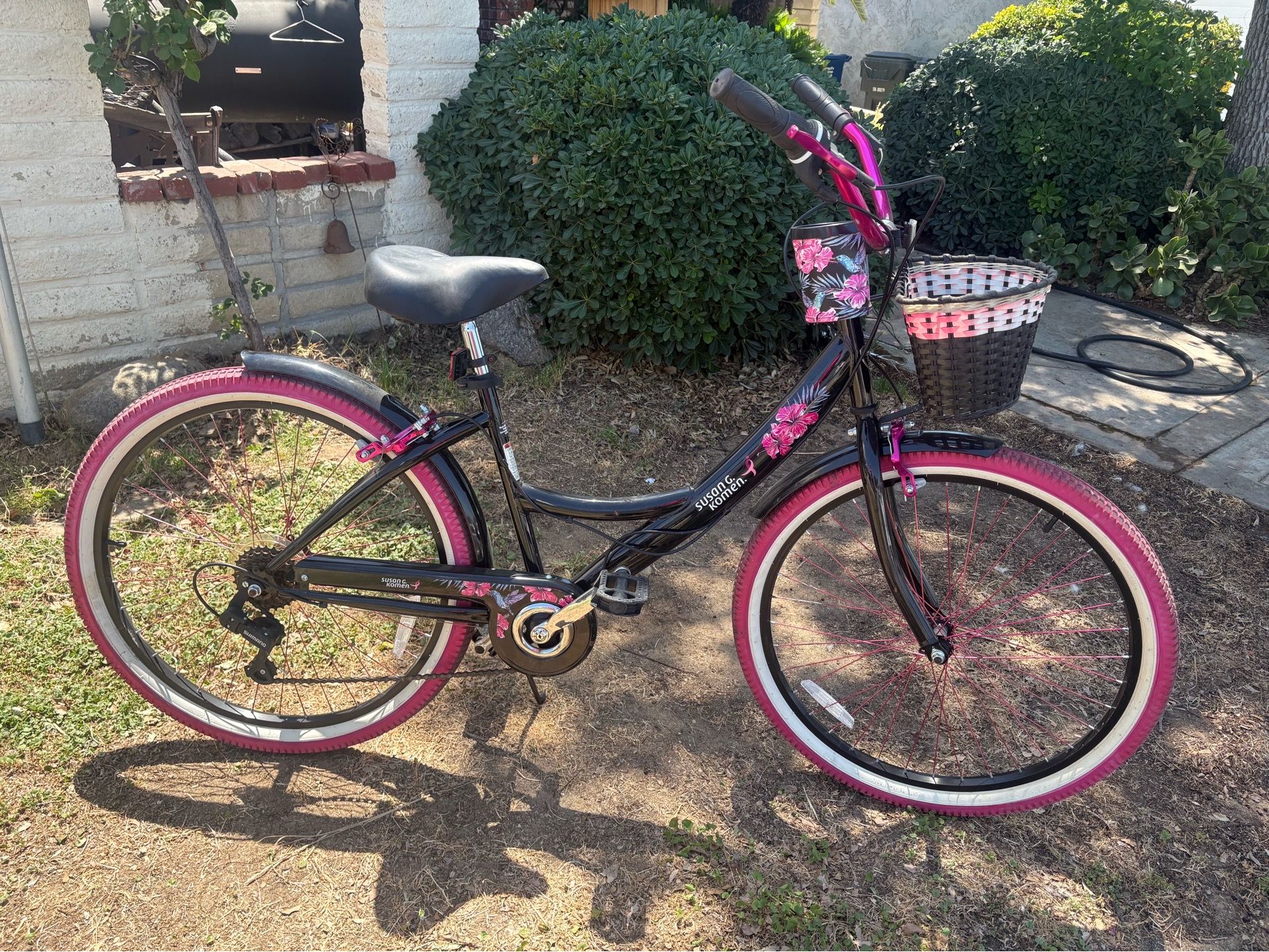 Susan G Komen 26” beach cruiser bike in good shape