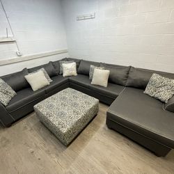 $950 OBO Grey Pullout Sectional Couch and Ottoman Set for Sale! FREE Delivery!🚚 🛋️🔥