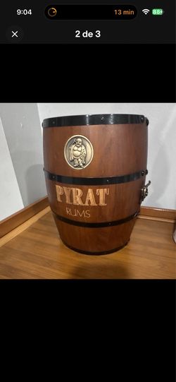 Pyrat XO Reserve Rum de 750 ml presentada en su estuche de madera con forma de barril,