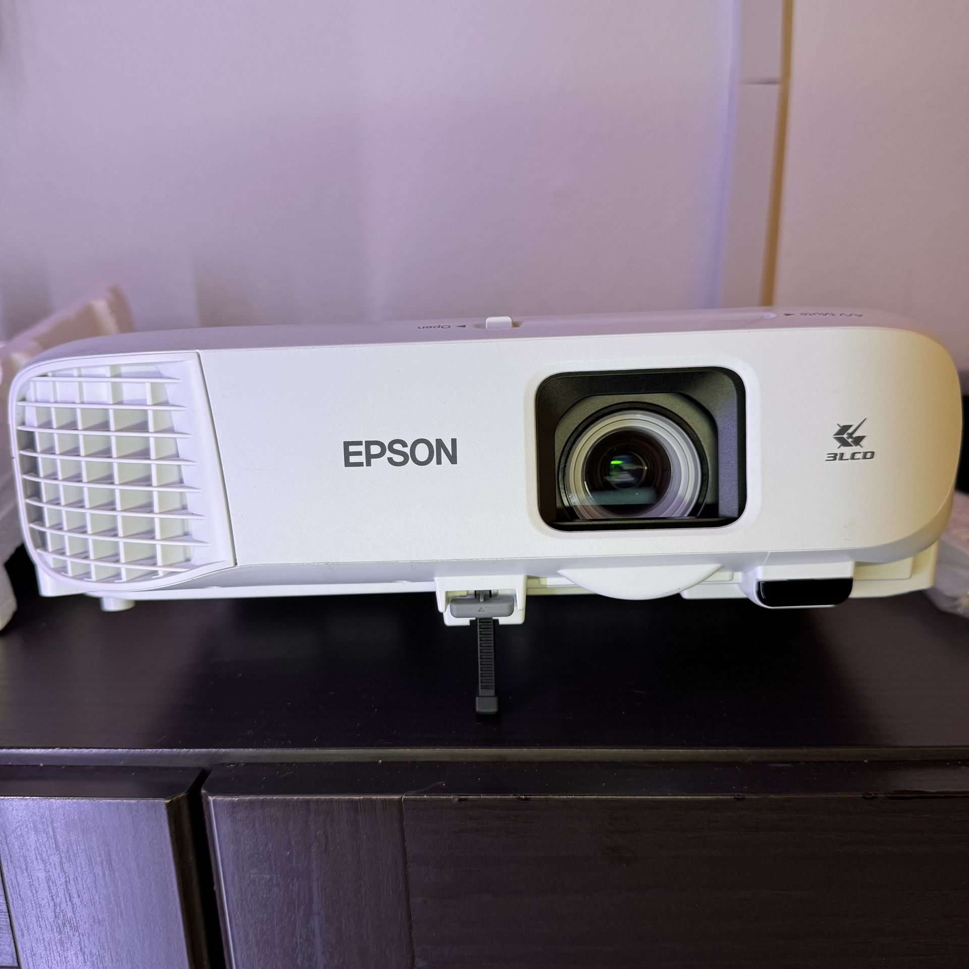 Epson Powerlite 992F 3LCD projector 