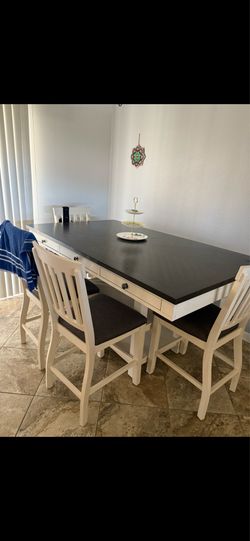 Beautiful kitchen table with 4 chairs and a long chair
