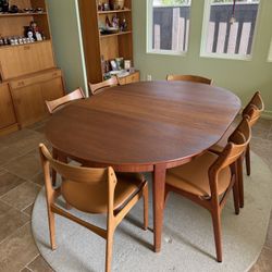 Gorgeous Solid Wood Dining Table & 6 Chairs