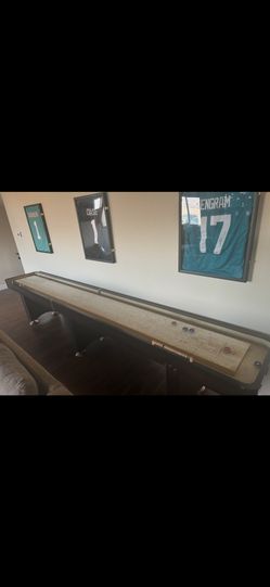 Shuffleboard table