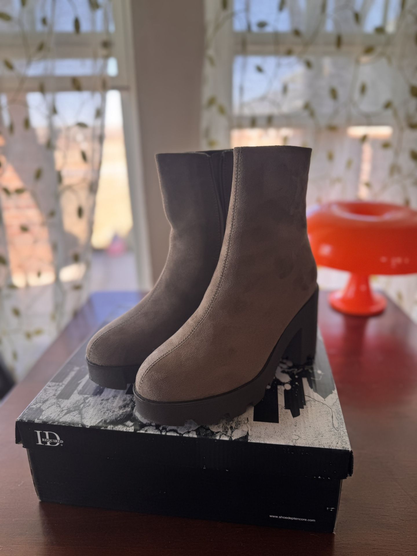 Platform Boots Women’s 9.5