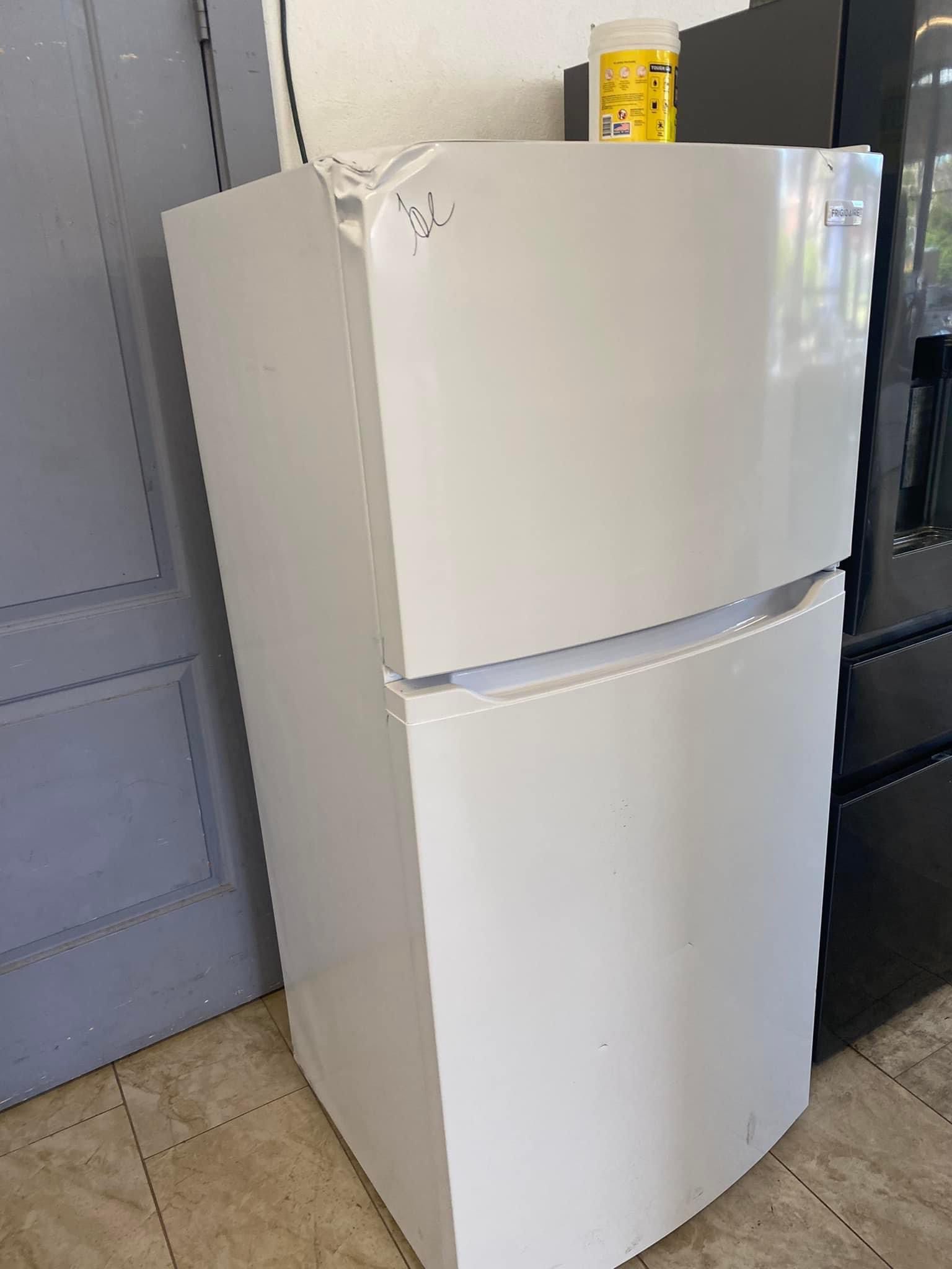 Scratch & dent refrigerator apartment size *Brand new out the box