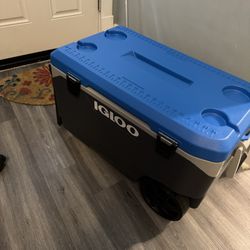 Igloo 90qt Rolling Cooler NEW condition