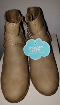 NEW- Boots size 2 youth