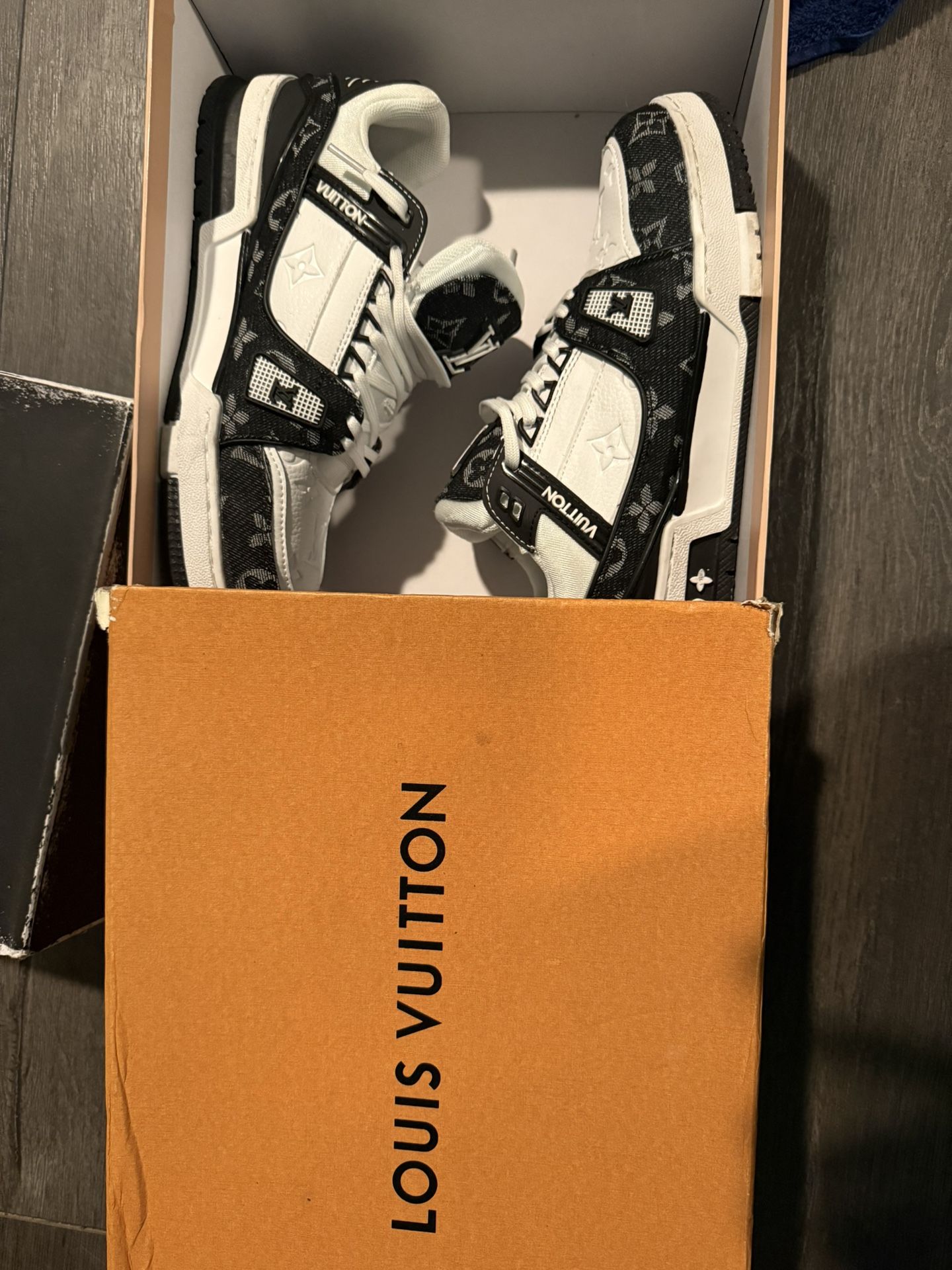 Lv Trainers Size 9