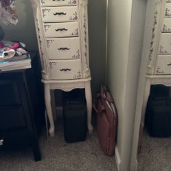 Jewelry chest 