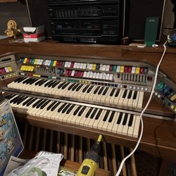 Lowry Celebration  Electric Organ