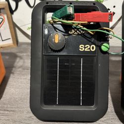 Gallagher S20 6 V Solar-Powered Fence Energizer (contact info removed)00 sq ft Black/Orange