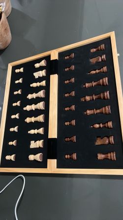 Magnetic wooden folding chess set