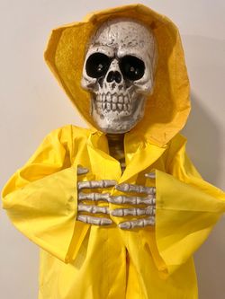 Yellow Hooded Figure for Party Entrance Display Use