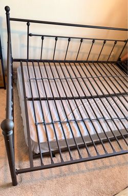 Queen Rod Iron daybed with trundle