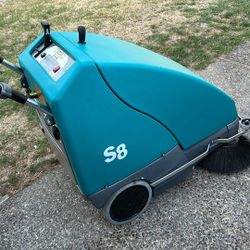 TENNANT S8 28” WIDE AREA WALK BEHIND CORDLESS POWER SWEEPER W/ WORKING BATTERY