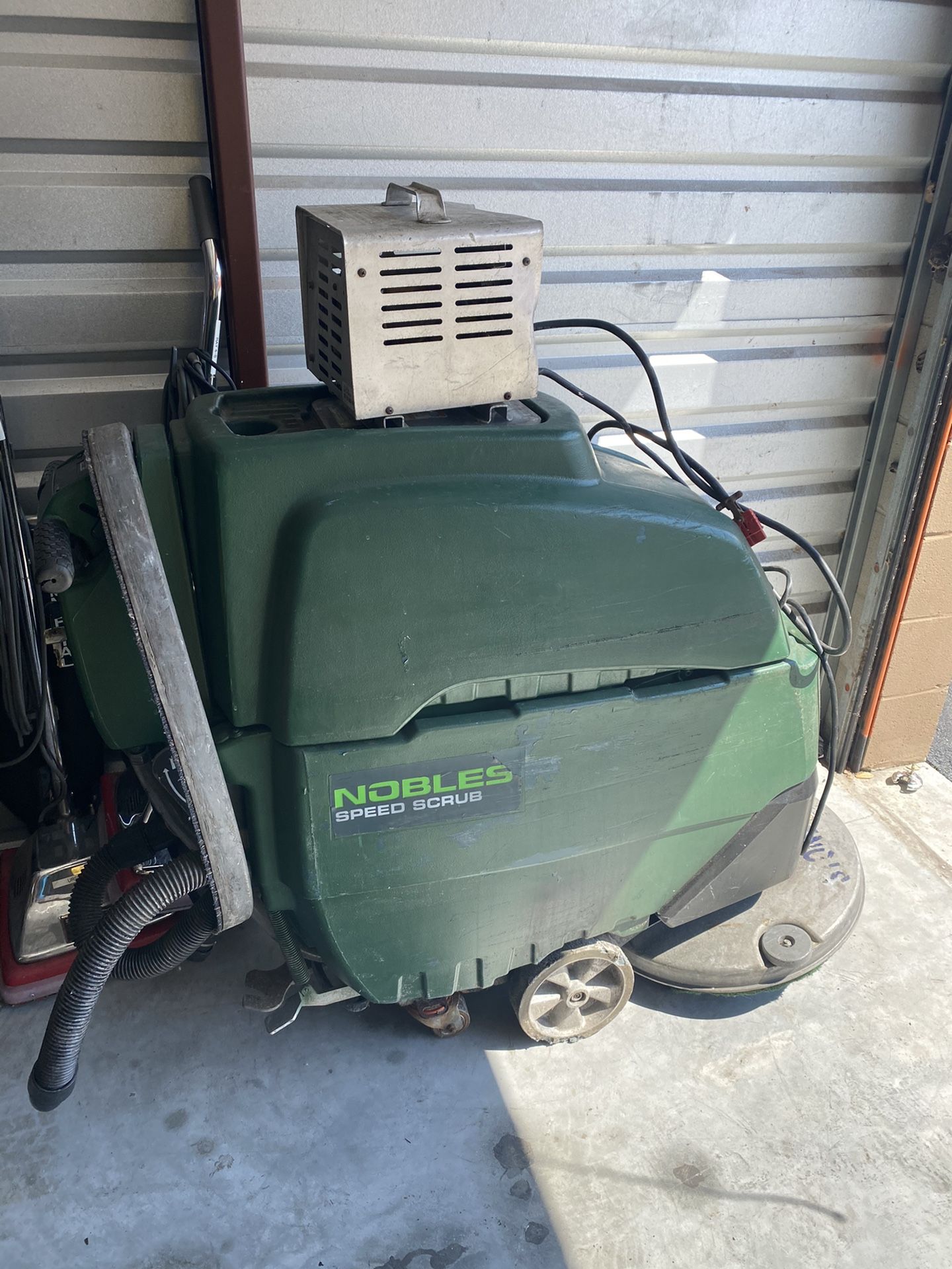 Auto floor scrubber