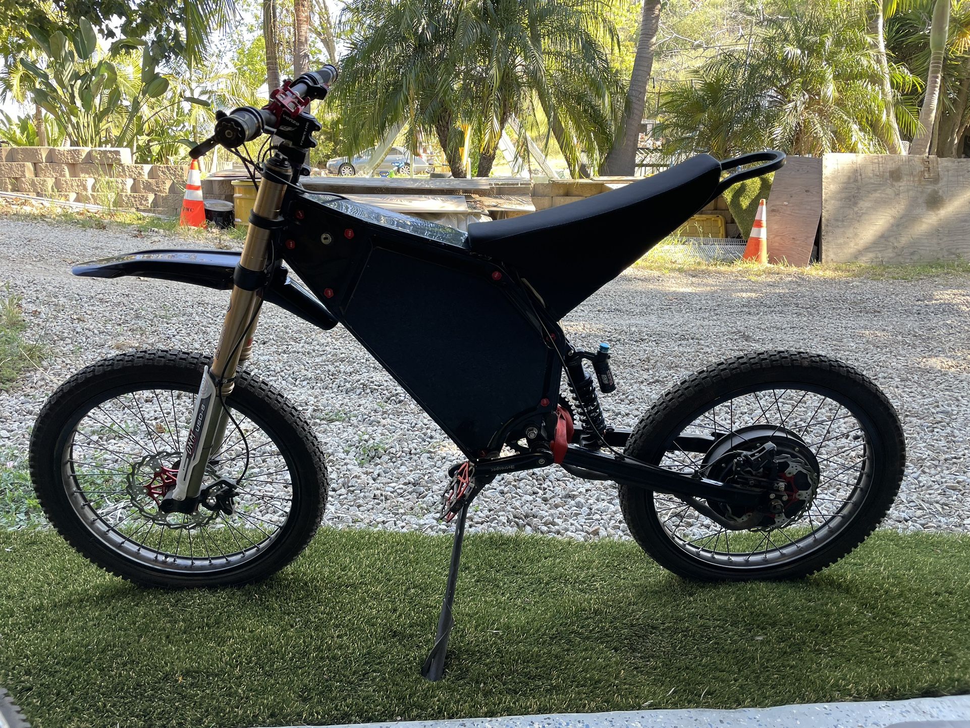 Chun Stealth Bomber E-Bike 6000W 72V 40ah - Vitesse 90km/h Cadre Alliage Noir