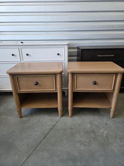 BELMONT NIGHTSTANDS Set of 2
Costco nightsands Grat cindition good quality