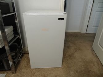 Magic Chef 3.3 cu. ft. Mini Fridge in White HMR330WE (Moving Sale)