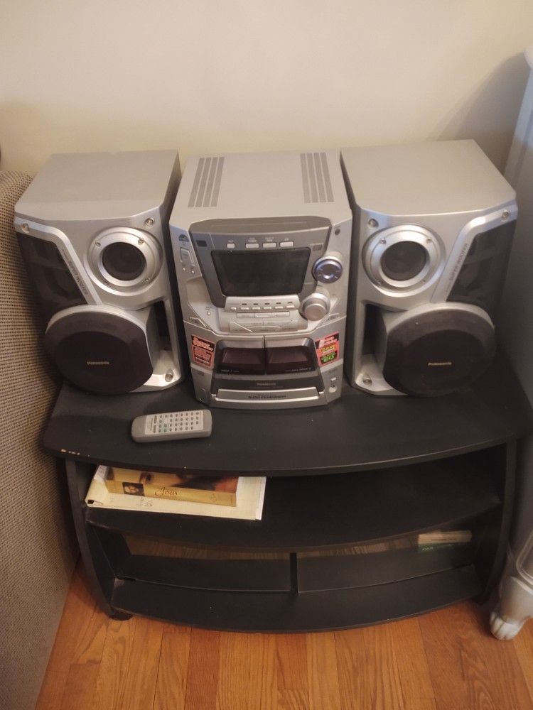 Stereo System With Speakers