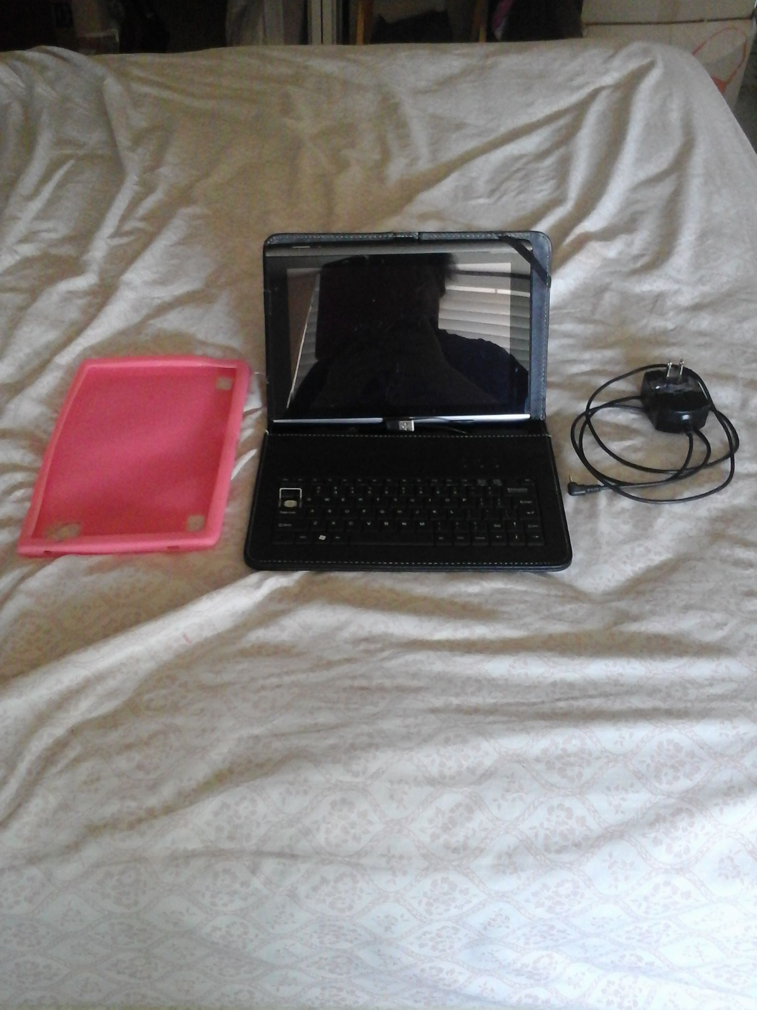 10 inch Acer tablet with keyboard and case as is