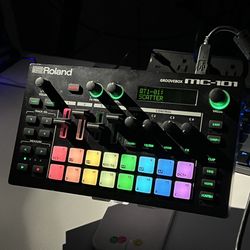 Roland MC-101 Groovebox Synth / Drum Machine 