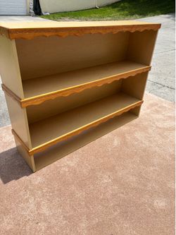 20$Dolla ⚡️  3-shelf blonde wood bookshelf w decorative trim