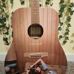 TAYLOR SWIFT GUITAR