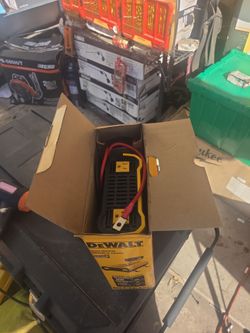 DEWALT
3-Way 1000-Watt Power Inverter Compatible with 20-Volt XR 5 AH Lithium-Ion Battery (Not Included STORE PRICE 198$