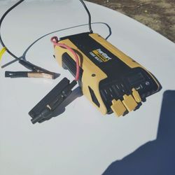 EverStart 1000 Watt Power Inverter with USB (PC1000E) in Yellow and Black