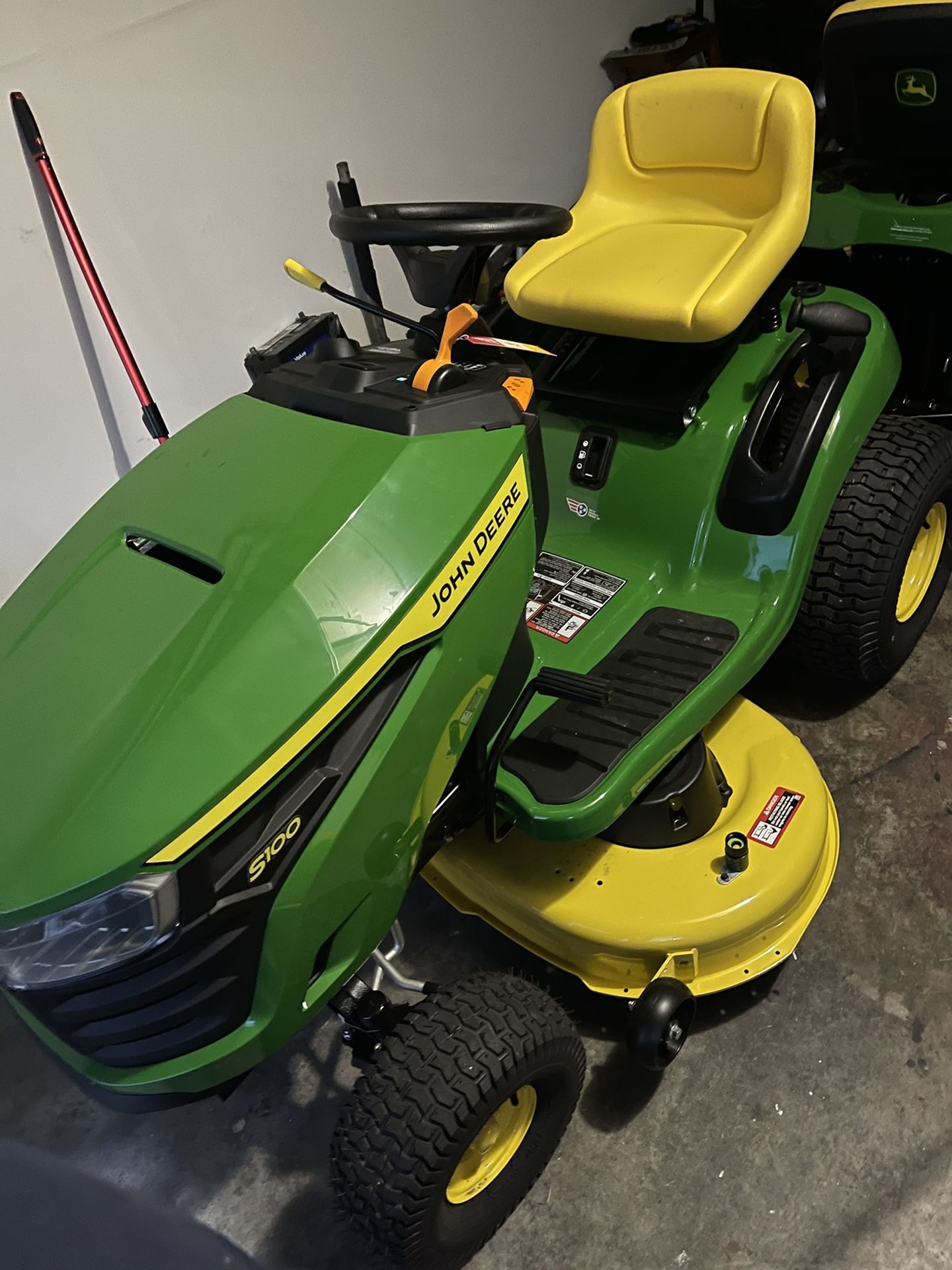 John deer riding mower s100