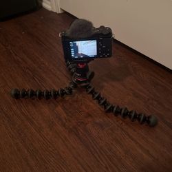 ZV-E10 With Tripod And Charger