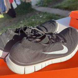 Women’s 10.5 Nike Free Flyknit 