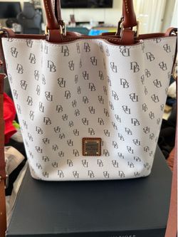 Dooney & Bourke hand bag