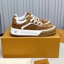 A pair of fashionable and versatile shoes