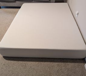 Zinus 12" Queen Mattress - Medium Firm (Clean House)