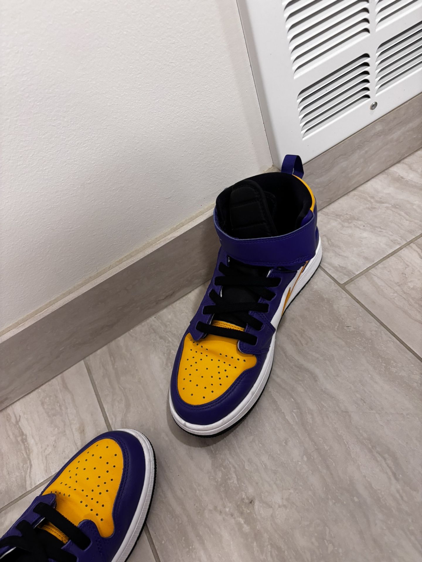 Jordan 1 mid Lakers