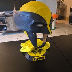 Urethane Rubber Wolverine Cowl +stand