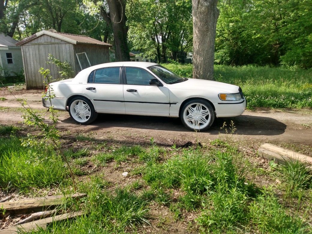 Photo Great engine runs and drives great, 22inch rims with brandnew tires nothing wrong with engine at all.... I just need me a truck
