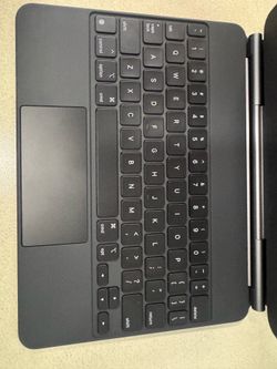 iPad Pro 11” Magic Keyboard practically new